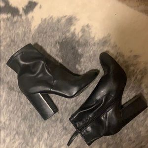 Mid shaft black boot